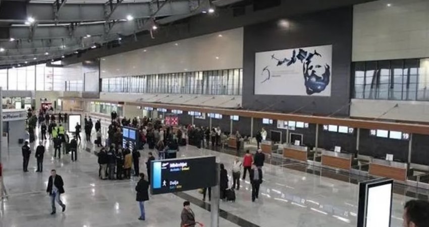 Vdes një person derisa po priste në Aeroportin e Prishtinës për të udhëtuar