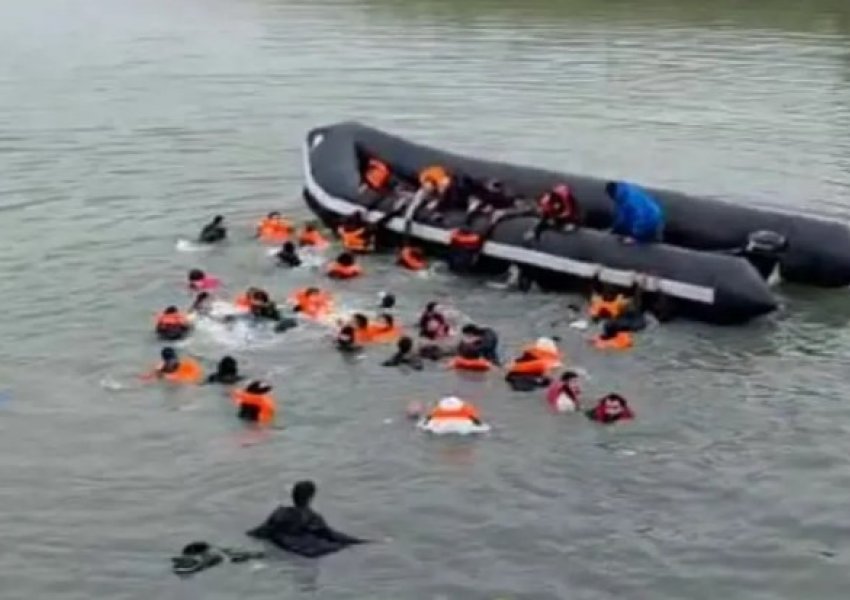 BBC: Franca tërhiqet nga angazhimi për të ndaluar gomonet me emigrantë në Kanalin Anglez 