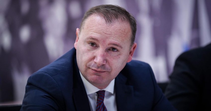 Momenti i përplasjes fizike ndërmjet deputetit Zemaj dhe qytetarit në sheshin e Prishtinës