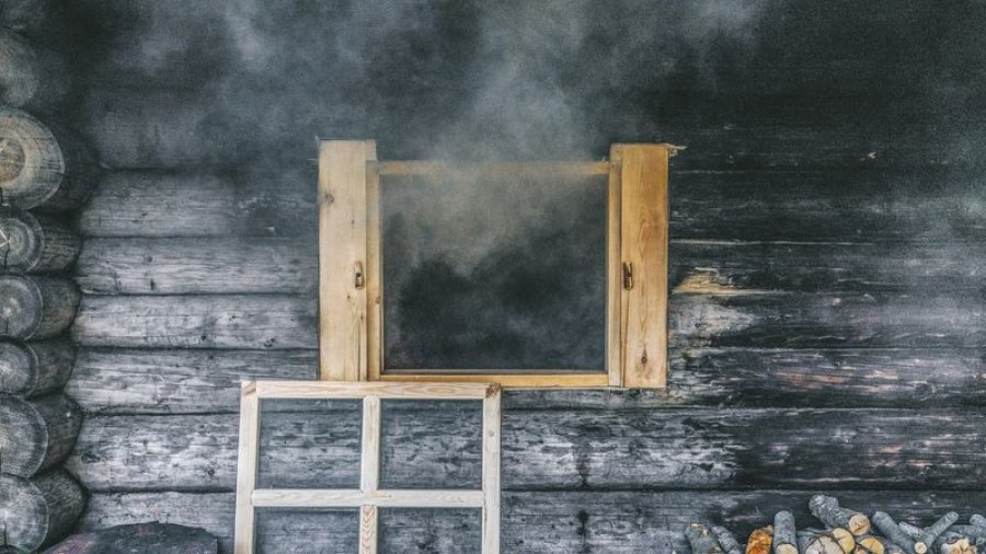 Nxehtësi, akull dhe relaksim i thellë në një sauna estoneze me tym
