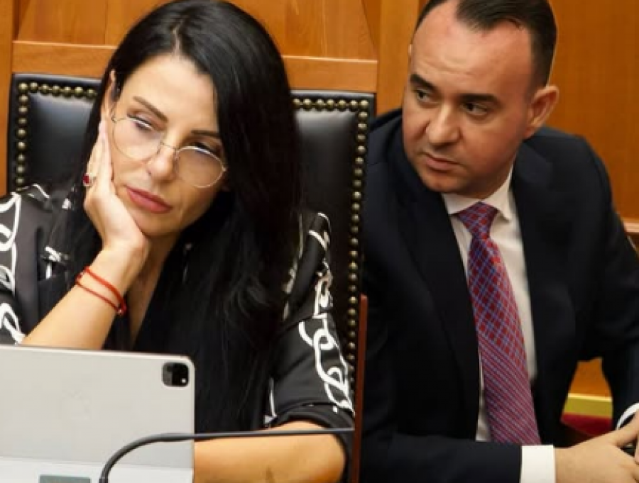 Balluku nën hetim, Balliu: Kapiteni i saj, Rama, përpiqet të heqë një peshë të ekuipazhit për të shpëtuar veten
