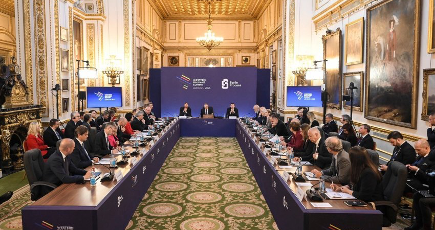 Samiti i Berlinit në Londër: Mbretëria e Bashkuar konfirmoi rolin kyç në mbështetjen e Kosovës, analistët flasin për ndikim rajonal