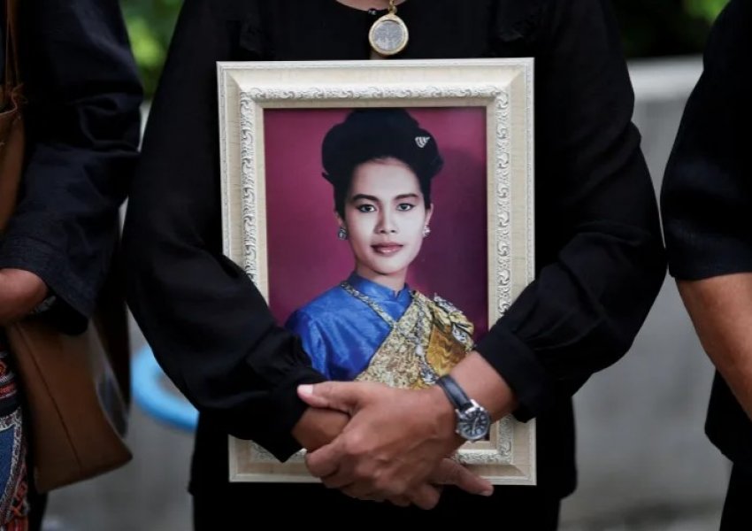 Magjepsi botën me sharmin dhe elegancën e saj, ndërron jetë Mbretëresha Sirikit e Tajlandës