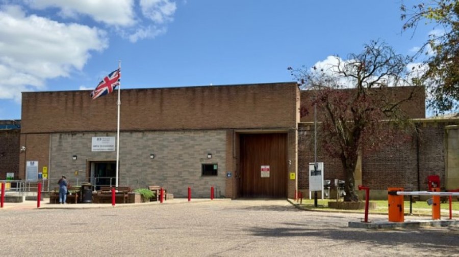U lirua gabimisht nga burgu, autoritetet britanike të alarmuara! Nis operacioni për kërkimin e azilkërkuesit 