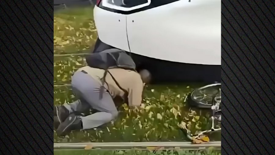 E pabesueshme/ Fëmija përplaset me tramvajin, shpëton pa lëndime serioze 