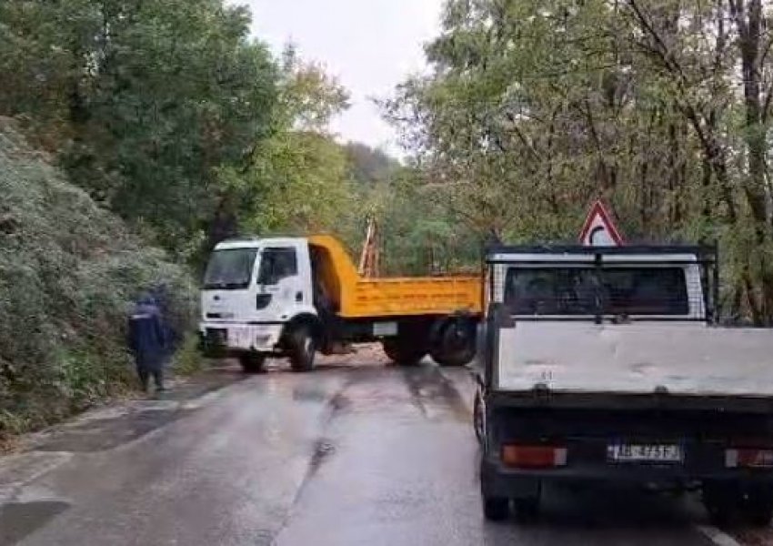 Moti i keq prek edhe Kukësin/ Gurë dhe inerte në rrugë, problematika për qarkullimin e mjeteve në disa akse