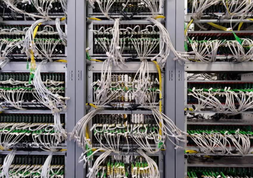 A mund të shkëputet interneti? Brenda sistemit të brishtë që mban të bashkuar botën moderne