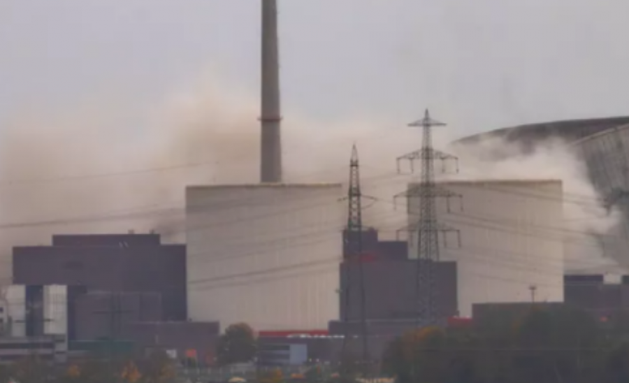 VIDEO/ Gjermani, shemben kullat 160 metra të larta të centraleve bërthamore