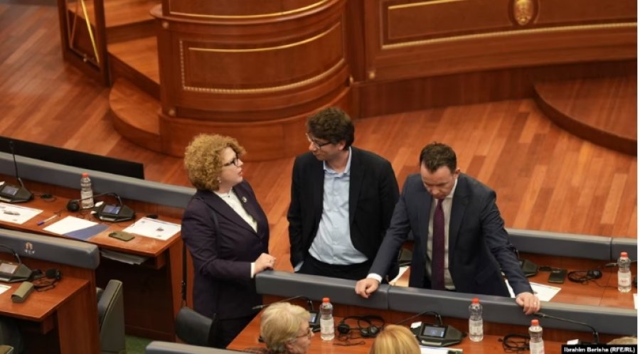 Seanca për formimin e Qeverisë së re ende nuk ka nisur, Kurti e Limaj takim për arritjen e një marrëveshjeje