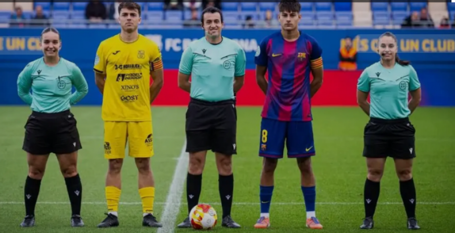 Ngjarje e pazakontë në ‘Johan Cruyff’, dëmtohet arbitri, kërkohet ndihmë në tribuna për ta zëvendësuar