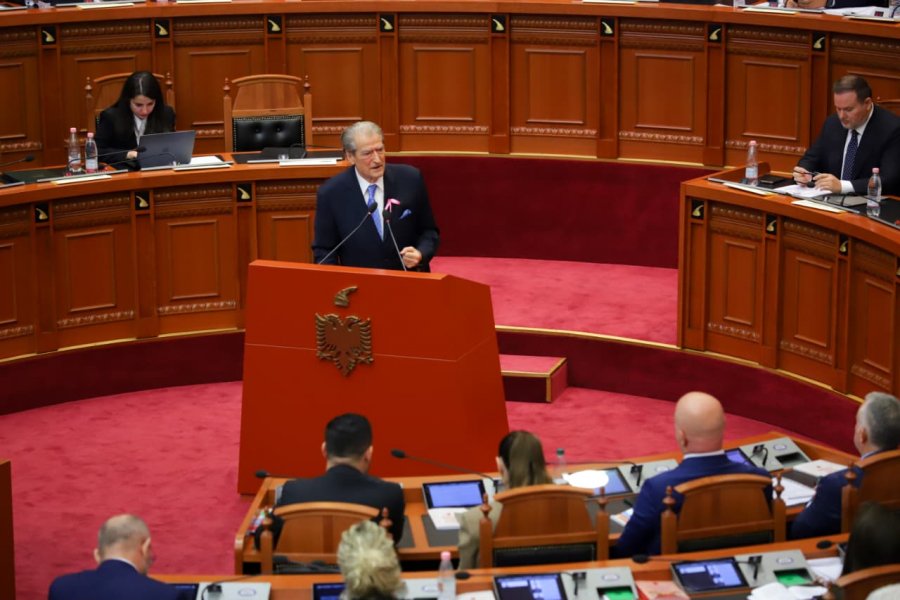 Replikat/ Berisha lexon përgjimet e Taos: Ai (Dumani) nuk e thërret Ulsiun që t’ia zhveshë kostumet, por ua fsheh dosjet