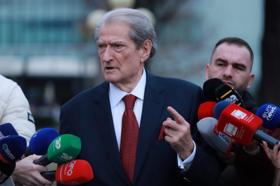 Berisha: Rama kërkoi dorëheqjen e Pirro Vengut, jo të Belindës siç raportojnë mediat