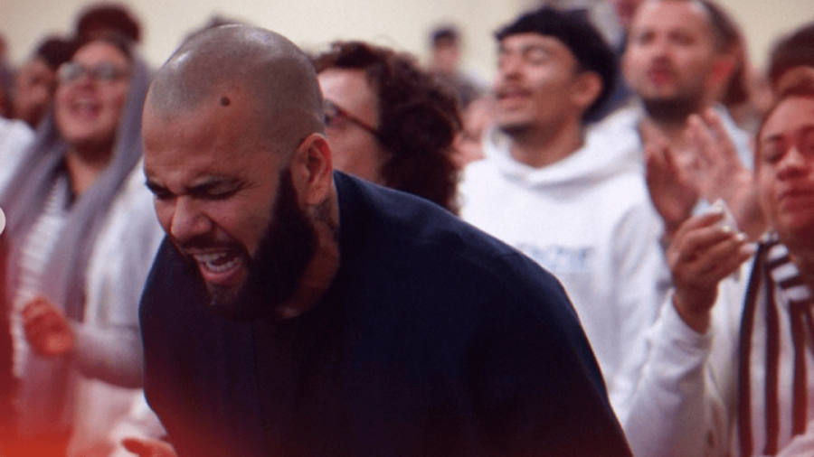 Jeta e re befasuese e Dani Alves-it, nga burgu në predikues në kishë