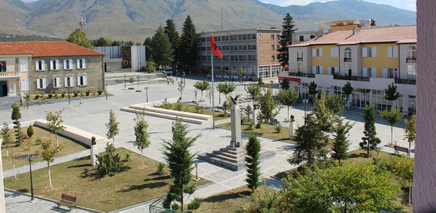 60-vjeçari në Kolonjë jeton prej një viti në barakë, mes mungesës së ndihmës dhe premtimeve të pambajtura të bashkisë