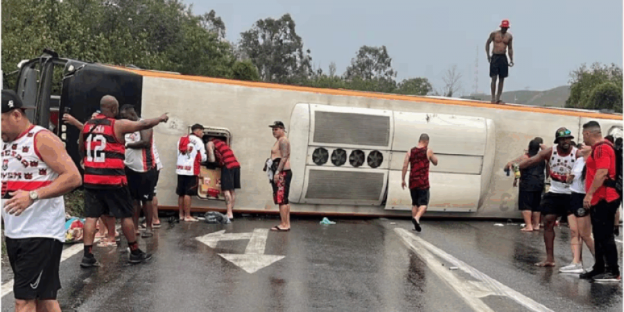 VIDEO/ Aksident tragjik në Brazil: katër tifozë të Flamengos në gjendje të rëndë pas përmbysjes së autobusit