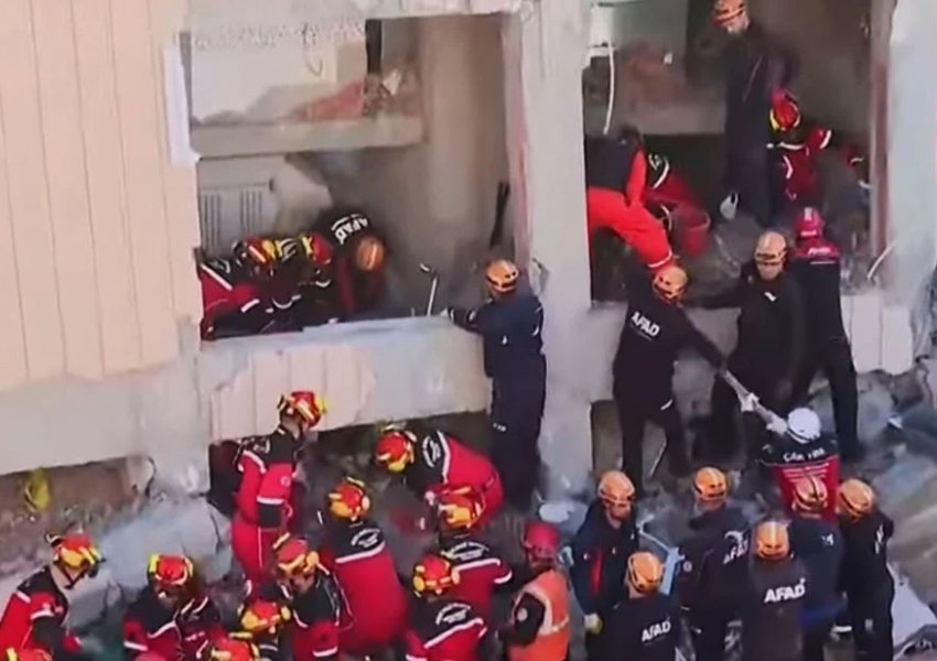 VIDEO/ Shembet një ndërtesë shtatëkatëshe pranë Stambollit, agoni për familjen me tre fëmijë të bllokuar nën rrënoja