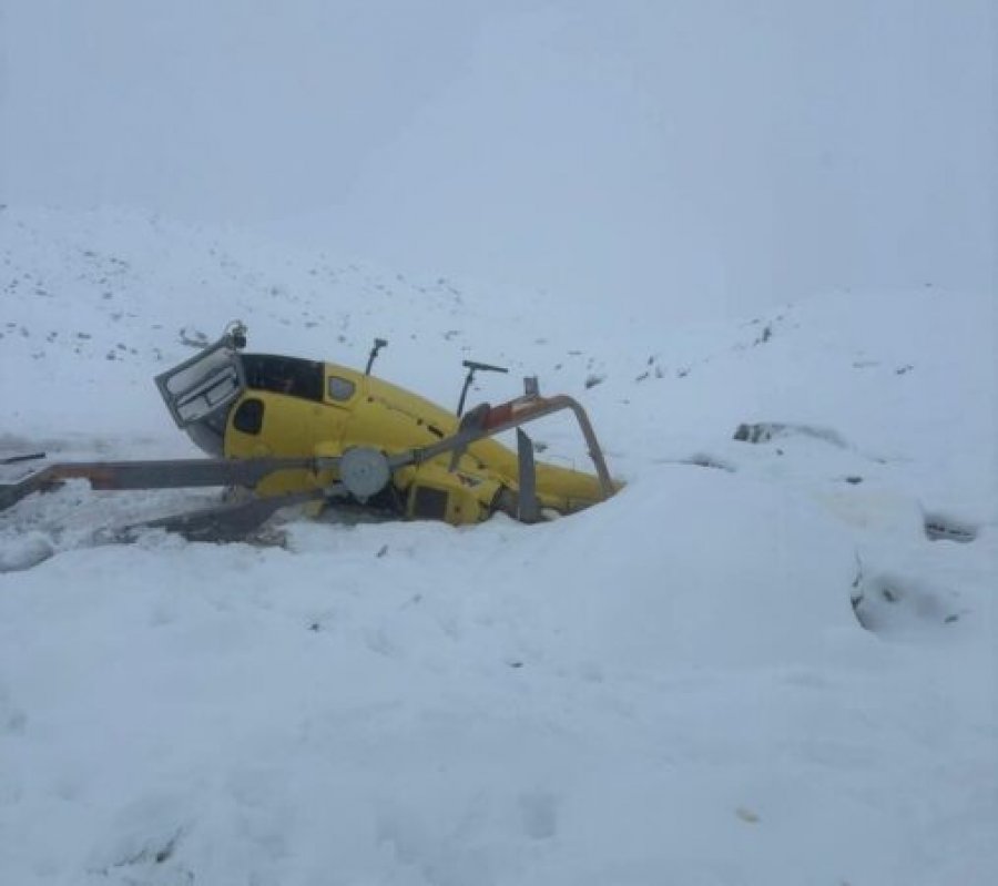 Shkoi për të shpëtuar disa alpinistë të bllokuar, rrëzohet helikopteri privat në rajonin e Everestit