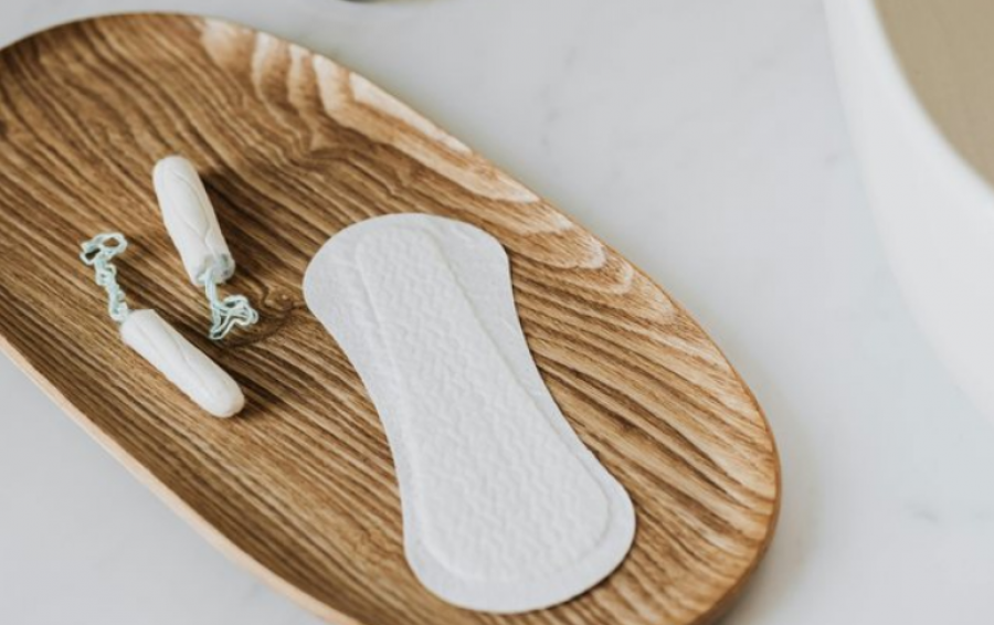 Çfarë zbulon mosha e menstruacioneve të para për ju?