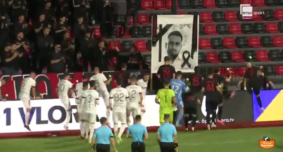 Moment prekës në Vlorë, lojtarët e Flamurtarit dhe Vllaznisë nderojnë 17-vjeçarin që humbi jetën tragjikisht