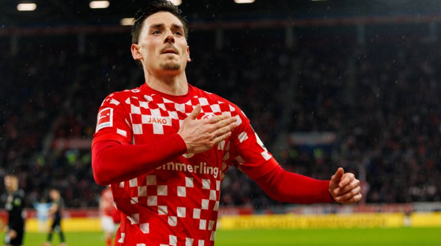 Futbollisti shqiptar rinovon kontratën me klubin gjerman