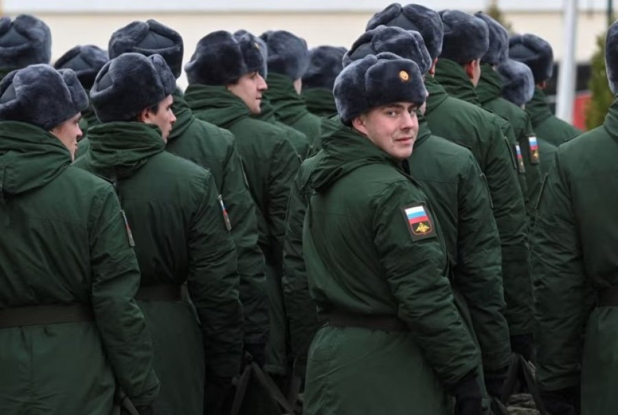 Analiza/ Pse në Rusi po ulen shpërblimet për ushtarët që nënshkruajnë për të luftuar në Ukrainë