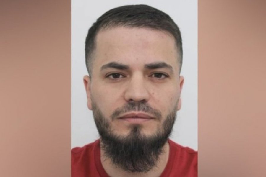 A ka lidhje Aurel Hoxha me arsenalin e armëve të kapur nga policia? I vetmi i arrestuar ishte banakier në lokalin ‘Monopol’