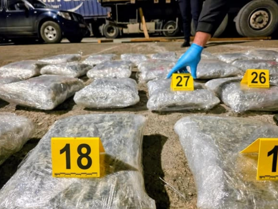 Publikohen pamje të tjera nga momenti i kapjes së 250 kg drogë në kamionin që po lëvizte drejt Prishtinës 
