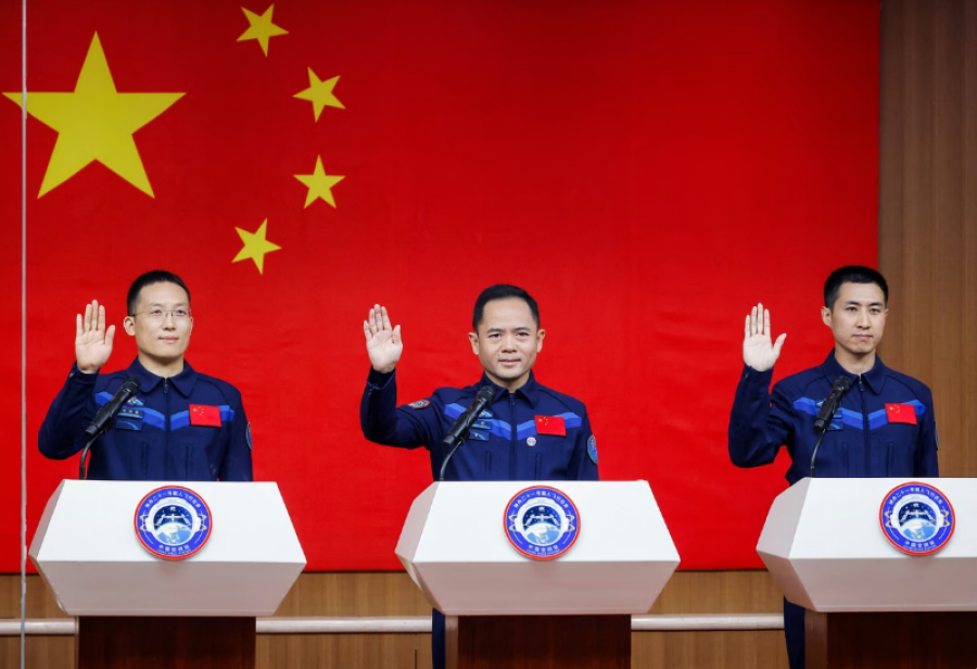 Kina po dërgon astronautin më të ri dhe minj në një mision hapësinor