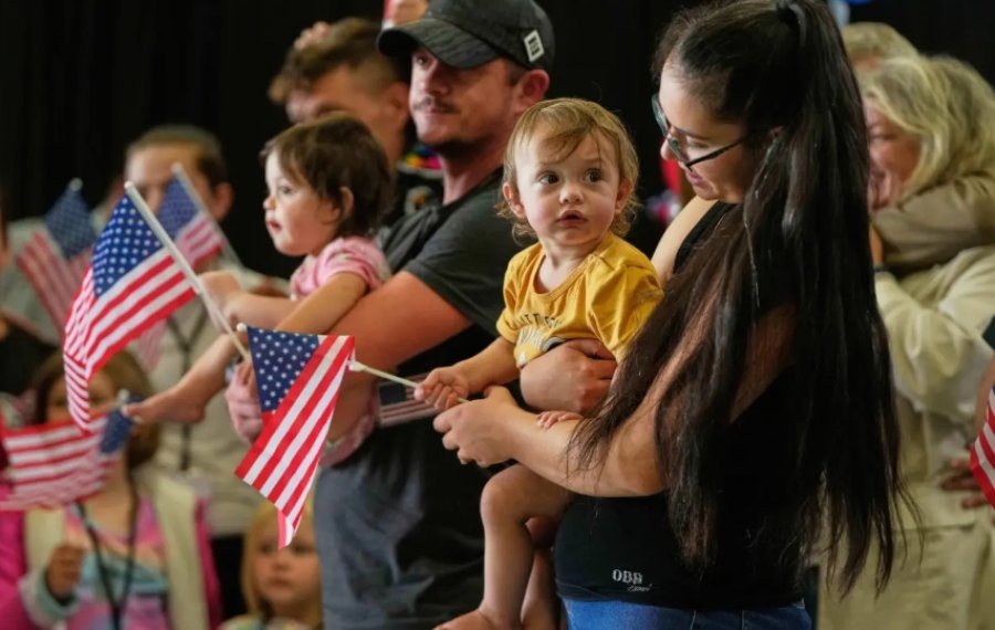 Trump 'mbyll dyert' për emigrantët, do pranohen vetëm 7,500 në vit. Të favorizuar afrikanët e bardhë
