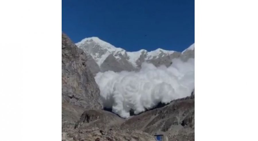 Orteku godet kampin e turistëve në Nepal