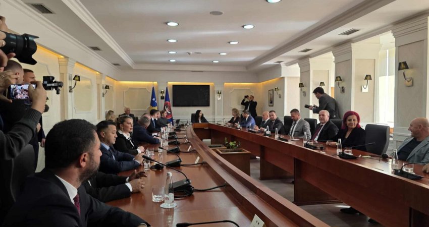 Presidentja mbledh liderët, nis takimi që mund të përcaktojë fatin e Qeverisë