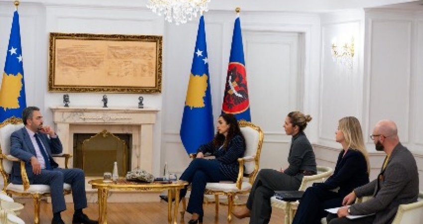 Pak orë pasi takoi partitë dhe u diskutua për zgjedhje të reja, Osmani pret në zyrë shefin e KQZ-së