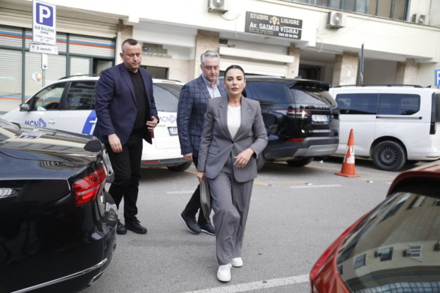 A do shkarkohet Balluku nga Rama? Kryeministria hesht pas pyetjeve nga media