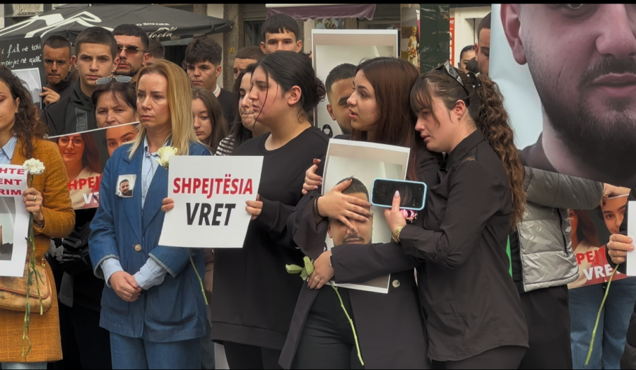 'Drejtësi për Leandron'— Vlorë, qindra qytetarë në marshim heshtjeje për 17-vjeçarin e ndarë nga jeta tragjikisht