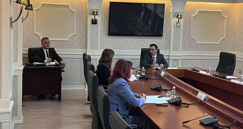 Basha e nis mbledhjen e Kryesisë veç me Albulena Haxhiun dhe Emilija Rexhepik, mungon PDK dhe LDK