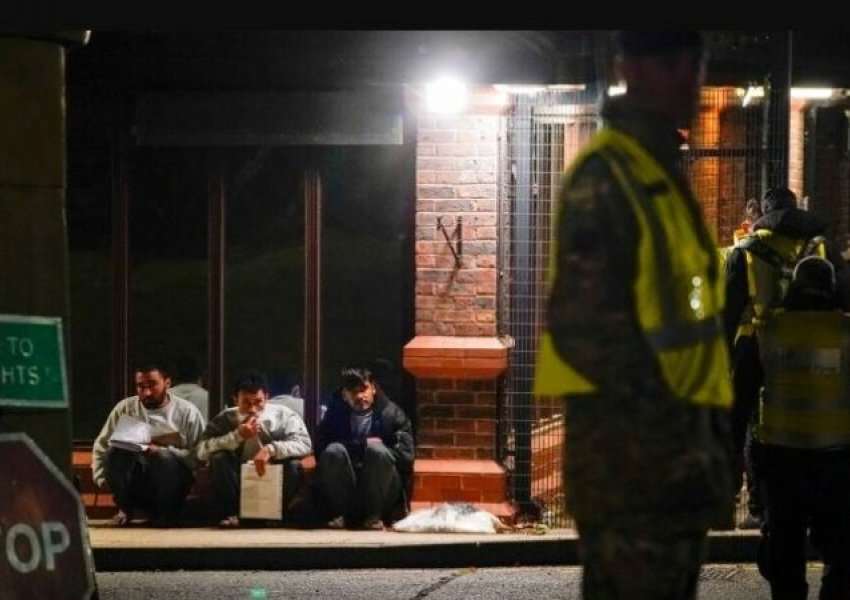 Nga bashkimi familjar me kritere të forta te mbyllja e hoteleve për azilkërkuesit, Britania e Madhe u shpall 'luftë' emigrantëve