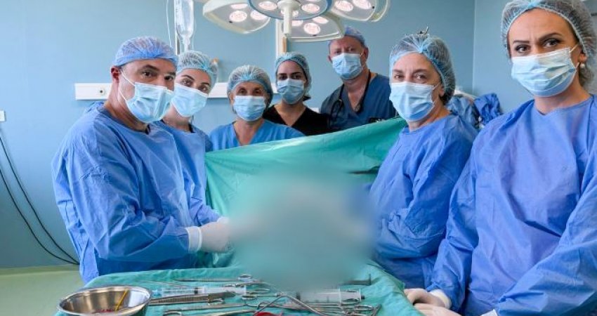 Kirurgjia Vaskulare realizon me sukses ndërhyrjen në arterien që furnizon trurin me gjak