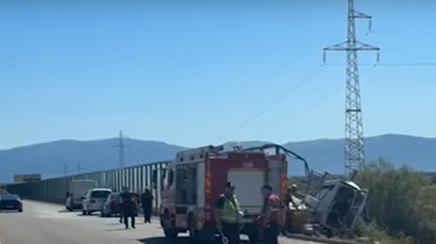 Aksidenti në aksin Fier-Vlorë/ Policia jep detaje: Një automjet u përplas me një kamionçinë, identifikohet viktima
