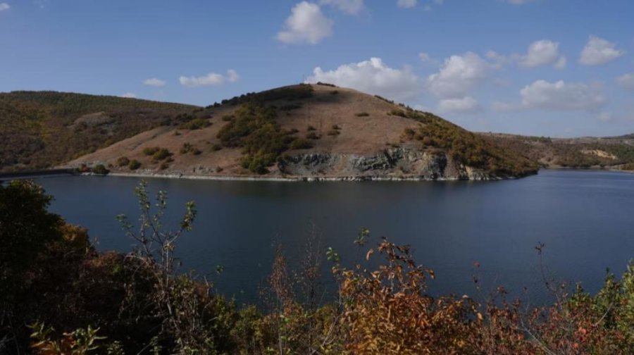 Paralajmërimi në Kosovë: Uji nga Liqeni i Badocit të mos përdoret për pije
