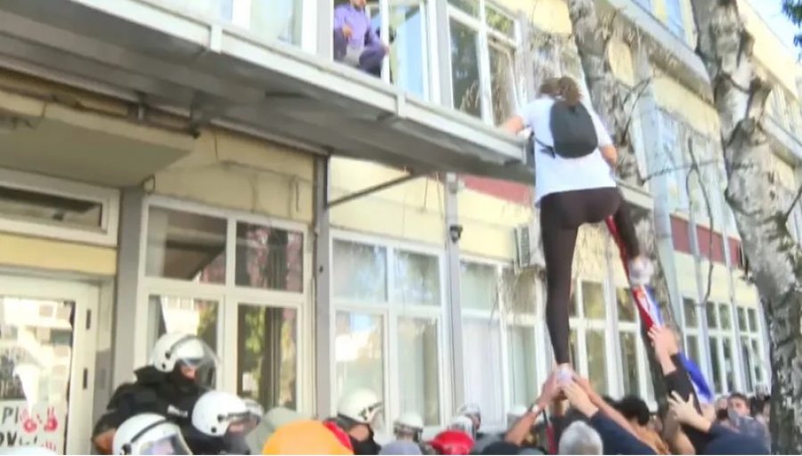 Novi Sad përkujton tragjedinë në stacionin hekurudhor, tensione në fakultete dhe protesta në Beograd