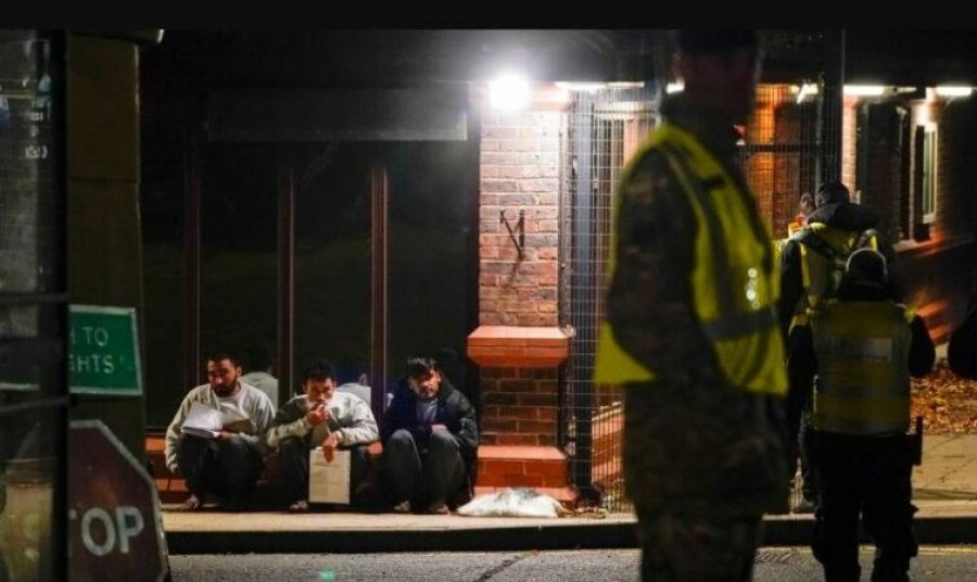 Nga bashkimi familjar me kritere të forta te mbyllja e hoteleve për azilkërkuesit, Britania e Madhe u shpall 'luftë' emigrantëve