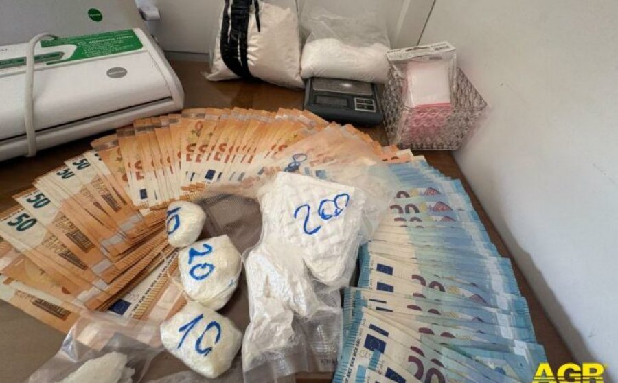 Biznes droge nga arresti shtëpiak! Shqiptari kapet me 1 kg kokainë dhe 5 mijë euro