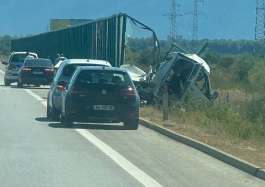 Shkon në dy numri i viktimave të aksidentit në Levan - Vlorë, vdes edhe pasagjeri i kamioçinës