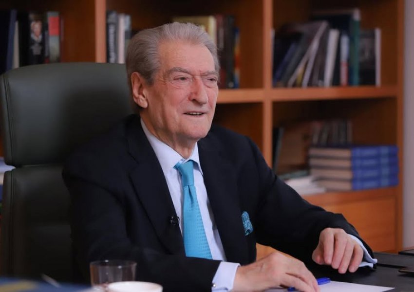 Berisha dënon mungesën e ujit në Tiranë: Zyrtarët në pishina, qytetarët s’kanë ujë as për të larë duart