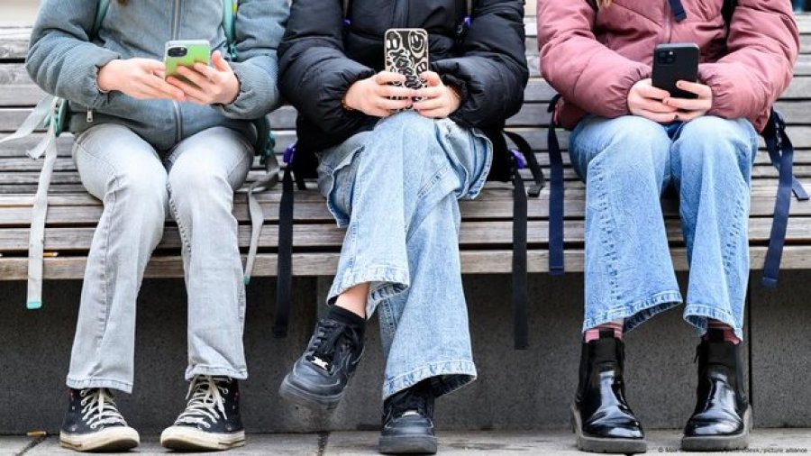 Problemi me celularët dhe rrjetet sociale në shkolla