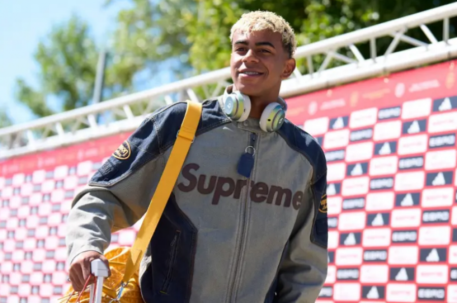 Lamine Yamal mahnit edhe jashtë fushe: Xhaketa ‘Supreme x Vanson Leathers’ bëhet kryefjalë