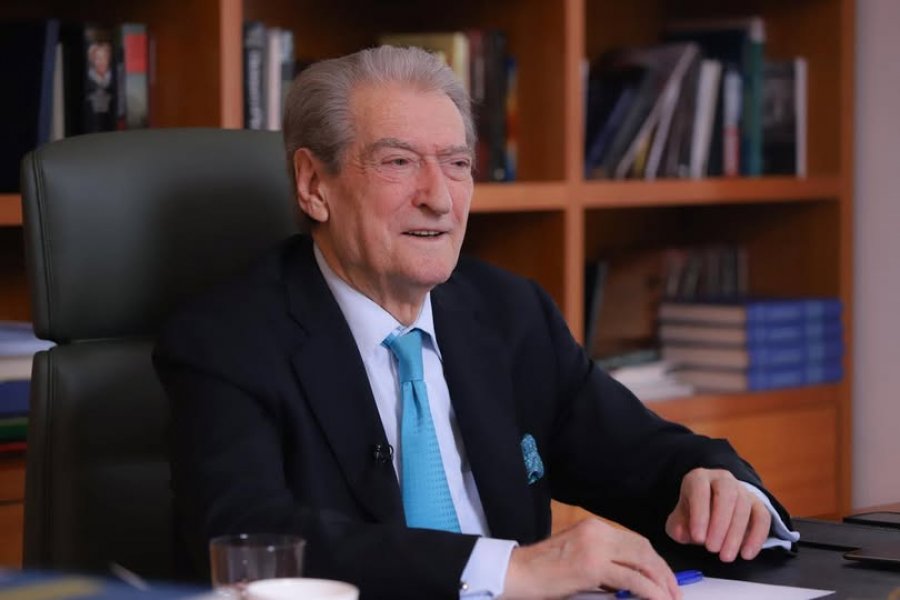 Berisha dënon mungesën e ujit në Tiranë: Zyrtarët në pishina, qytetarët s’kanë ujë as për të larë duart