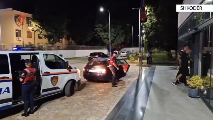 I riu kapet në flagrancë me 4 emigrantë në makinë - 1500 euro për person, drejt kufirit me Malin e Zi