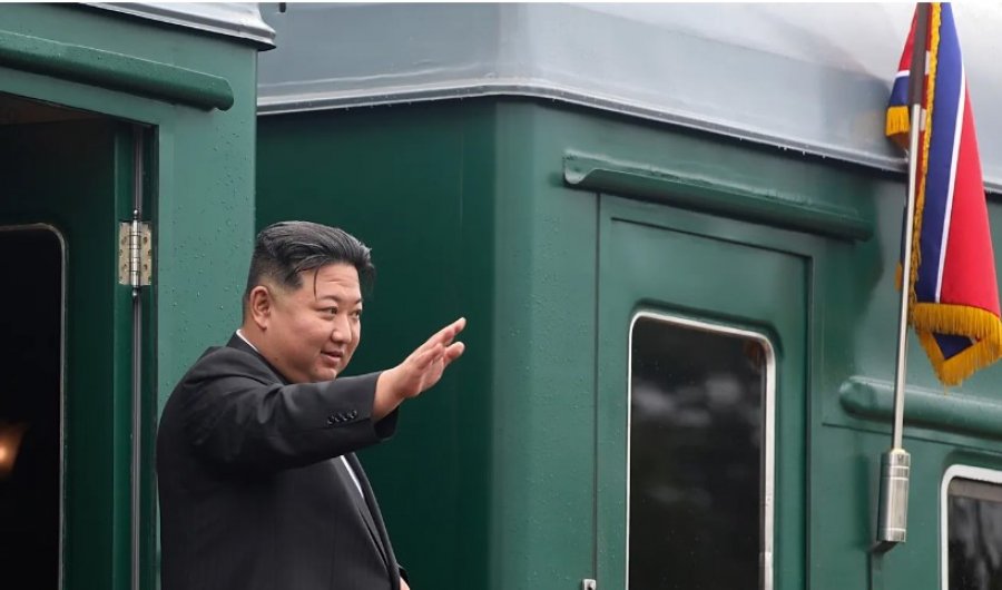 Udhëheqësi i Koresë së Veriut, Kim Jong-un, merr trenin e tij të veçantë për në Pekin përpara paradës ushtarake