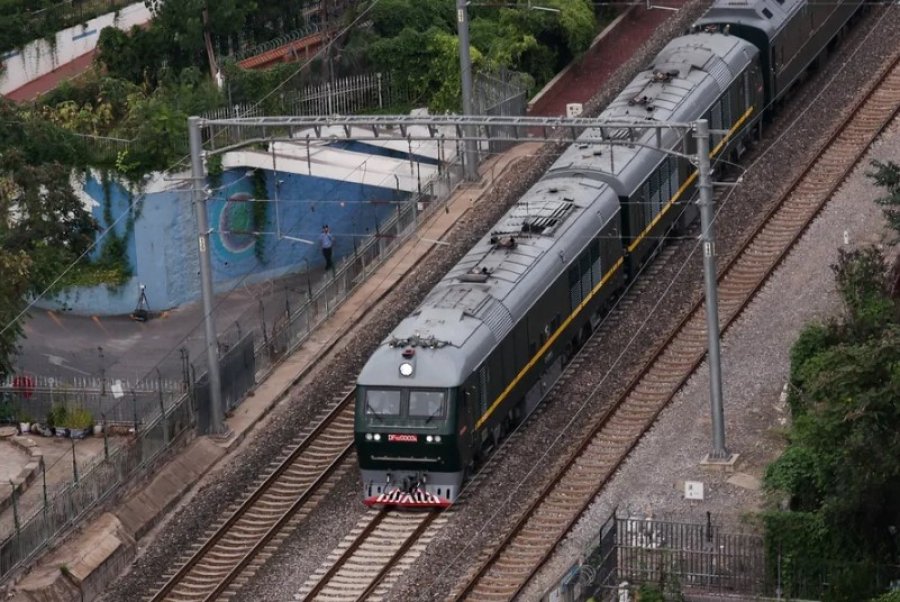  Kim Jong Un mbërrin në Pekin me tren të blinduar